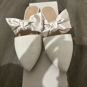New in box Copper Key Cream Flats with Satin Bow flats size 10